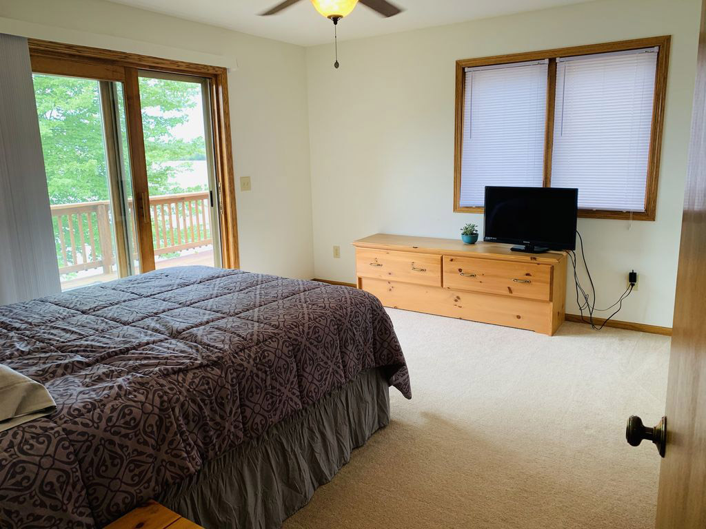 Second bedroom with lake view.